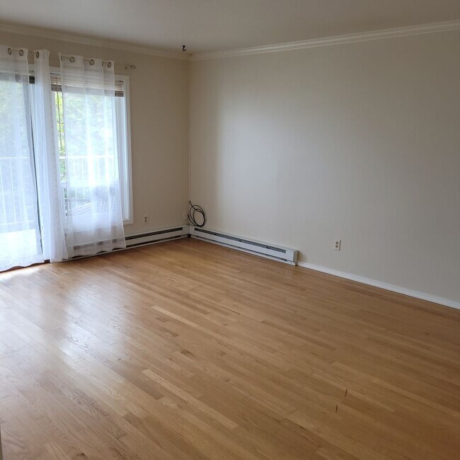 Building Photo - Charming 1 Bedroom Condo in Boutique Kirkl...