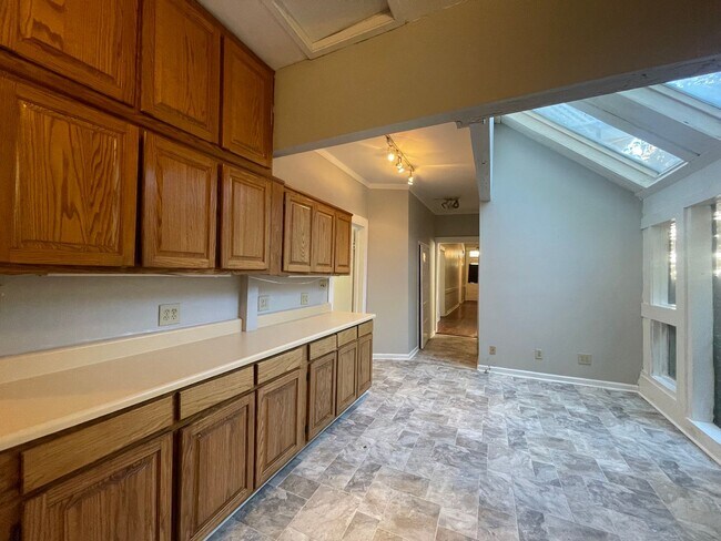 Building Photo - 984 Magnolia St