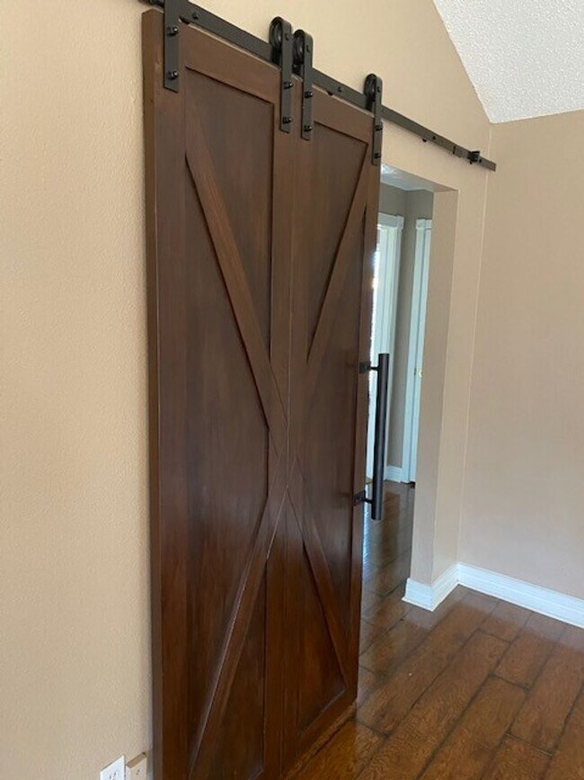 Building Photo - Lovely well cared for home on an extensive landscaped corner lot! Spacious family room with high ...