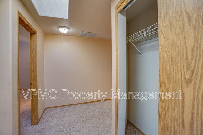 Building Photo - 5502 NE 89th Ave