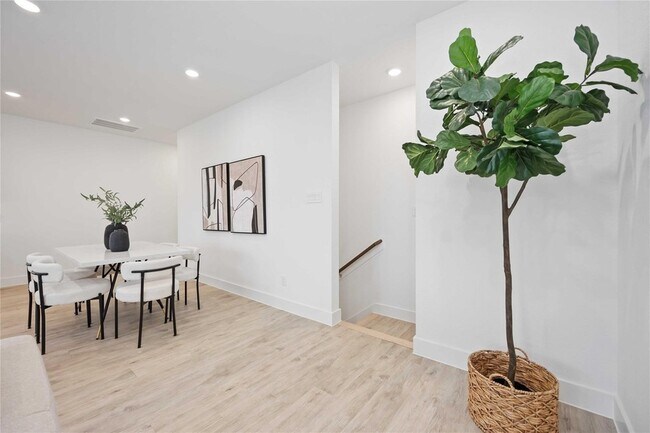 Building Photo - 5322 Rue