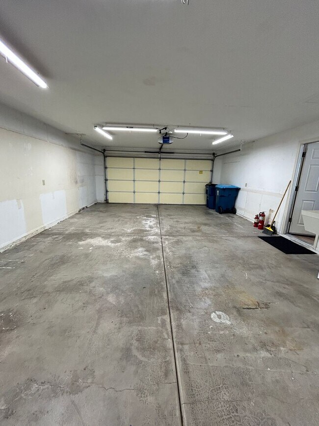 Building Photo - Unfurnished Home!