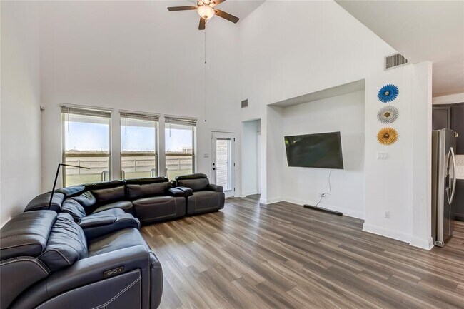 Building Photo - 533 Pickrell Lp