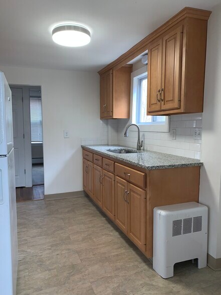 Building Photo - 1490 Farmington Ave