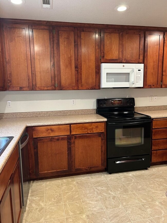 Building Photo - 3 Bedroom 2.5 Bath Duplex