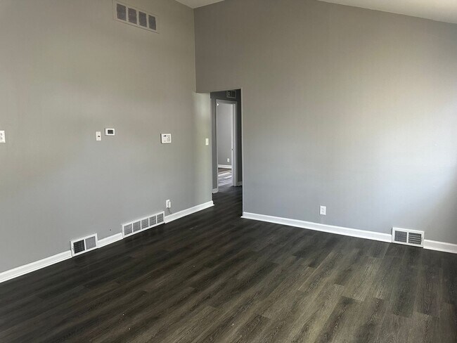 Building Photo - 3 BEDROOM HOME IN WARREN
