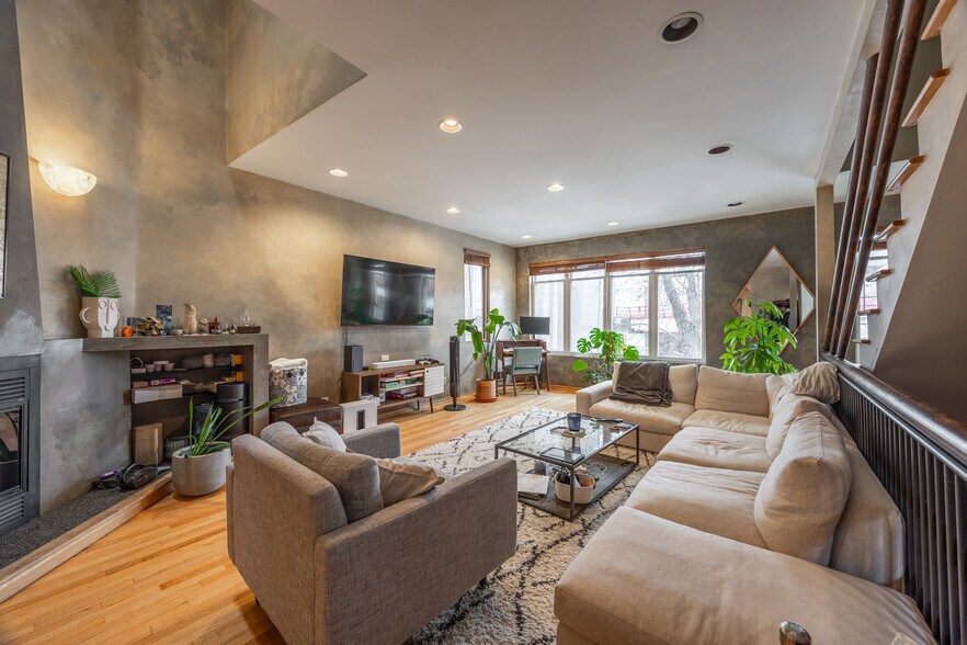 Building Photo - 1224 W Augusta Blvd