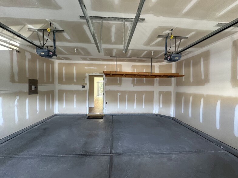 2- Car Garage - 373 Durants Neck Ln