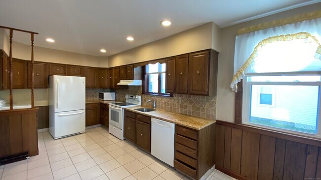 Building Photo - 135 Elm St