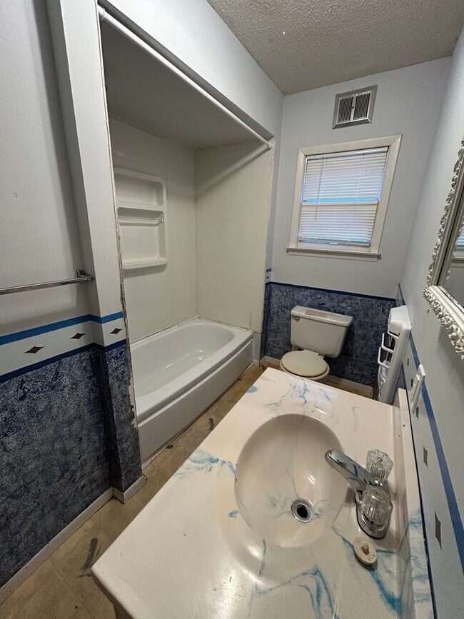 Building Photo - PRICE DROP!!!!!  Very Nice 3BR/1BA House in Great Neighborhood!