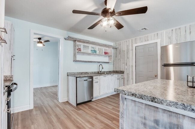 Building Photo - Remodeled three bed house on a quiet cul-de-sac