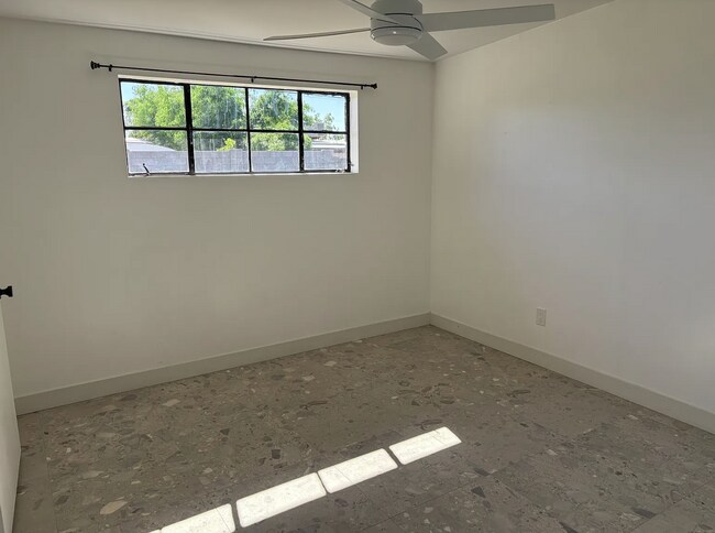 Building Photo - 519 W 16th St