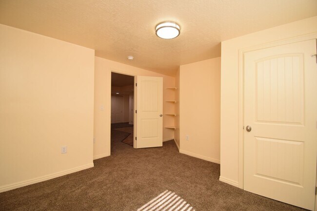 Building Photo - Modern 4 bed Home in Prime West Valley Location!!
