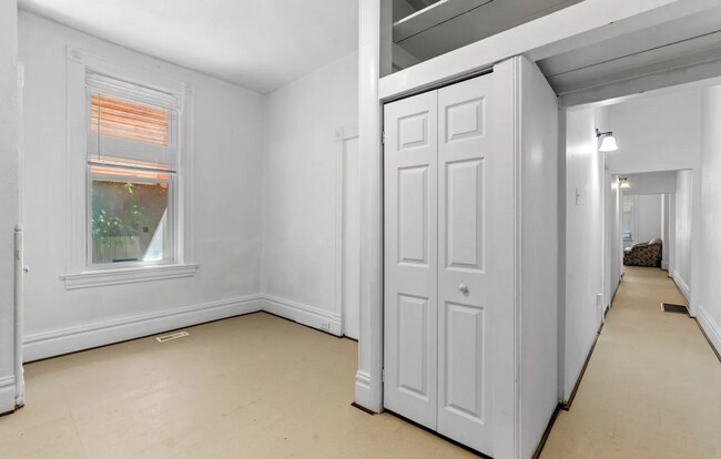 Building Photo - Amazing 2 Bedroom 1 Bathroom Home