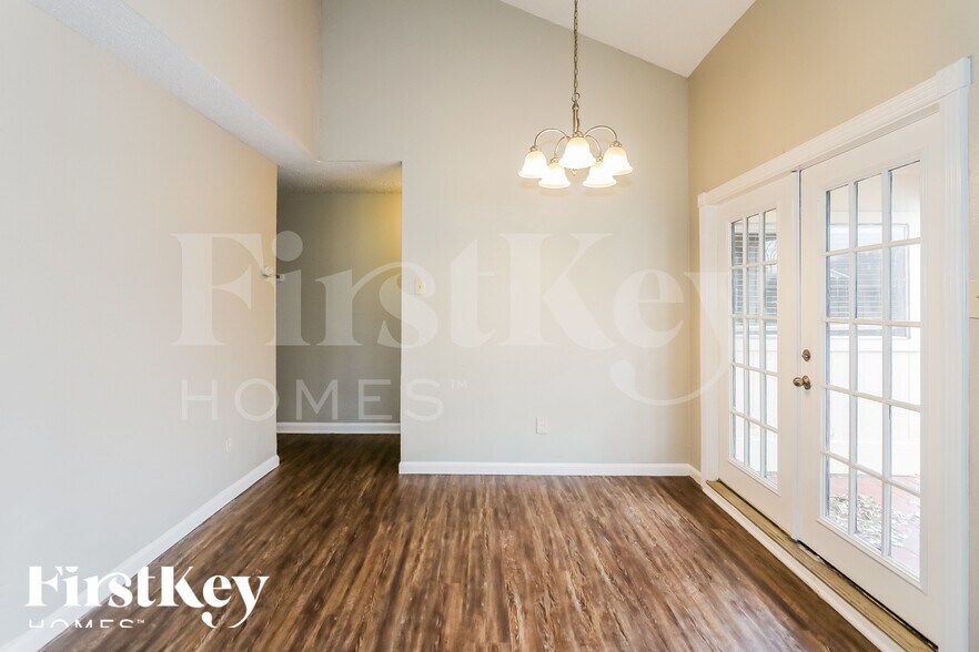 Building Photo - 10810 Lakewood Oaks Dr