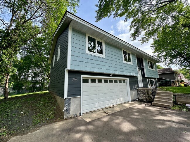 Building Photo - 3206 Vale Cir SW