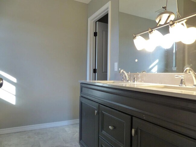 Building Photo - 3 Bedroom Ozark Home Available! Great Neighborhood!