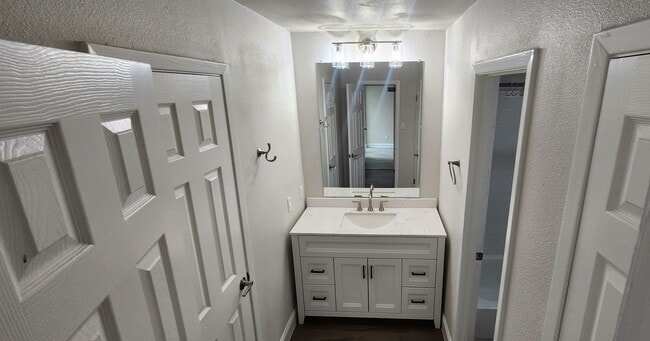 Building Photo - 2-Bed/1-Bath Townhome -Silver Creek Villas- Gated Community