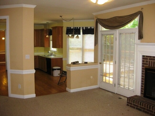 Building Photo - Pre-lease now for April!