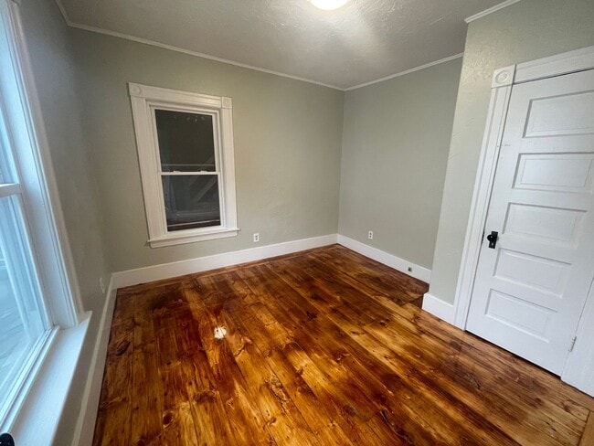 Building Photo - 83 Coombs St