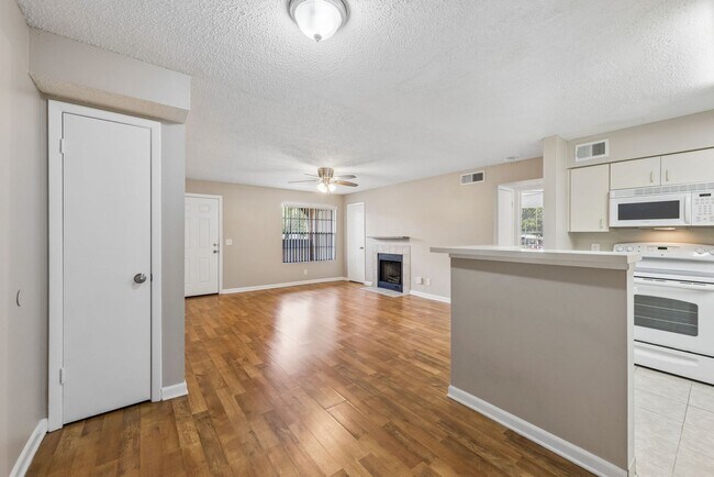 Building Photo - 380 Lakepointe Dr