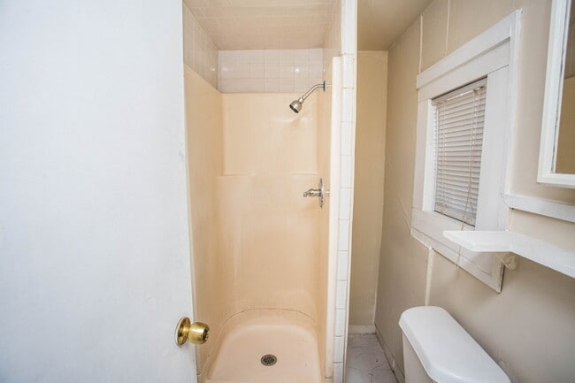 Building Photo - Lovely Rear Unit with a Yard!