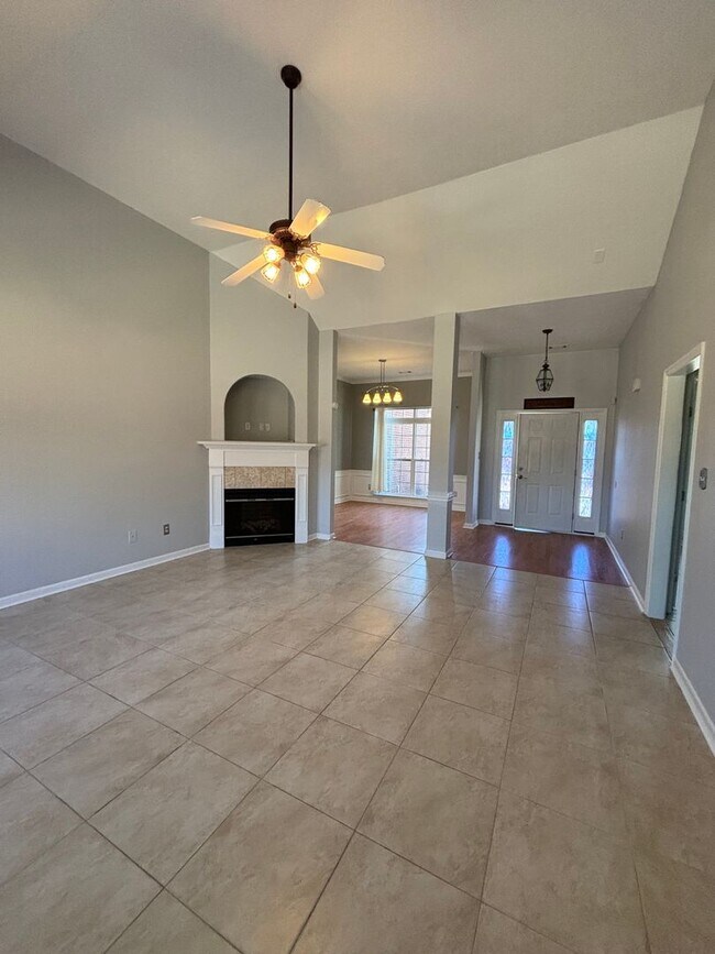 Building Photo - 2026 Lake Forest Dr