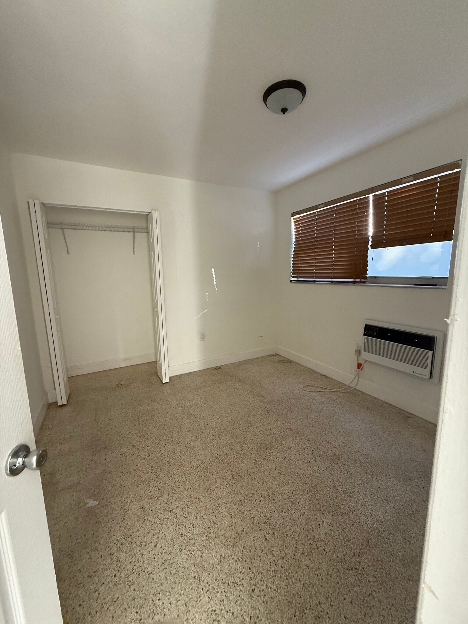 Building Photo - 585 SW 13th Ave