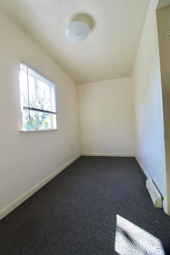 Building Photo - Sunny Side - 3 Bedroom Big House - Availab...