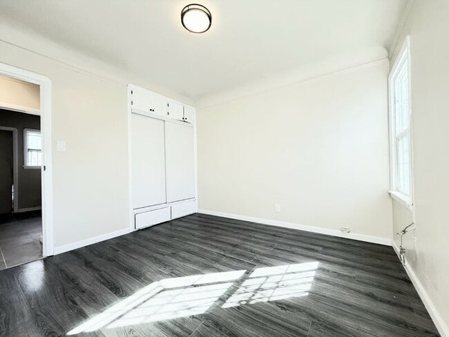 Building Photo - 338 W 61st St