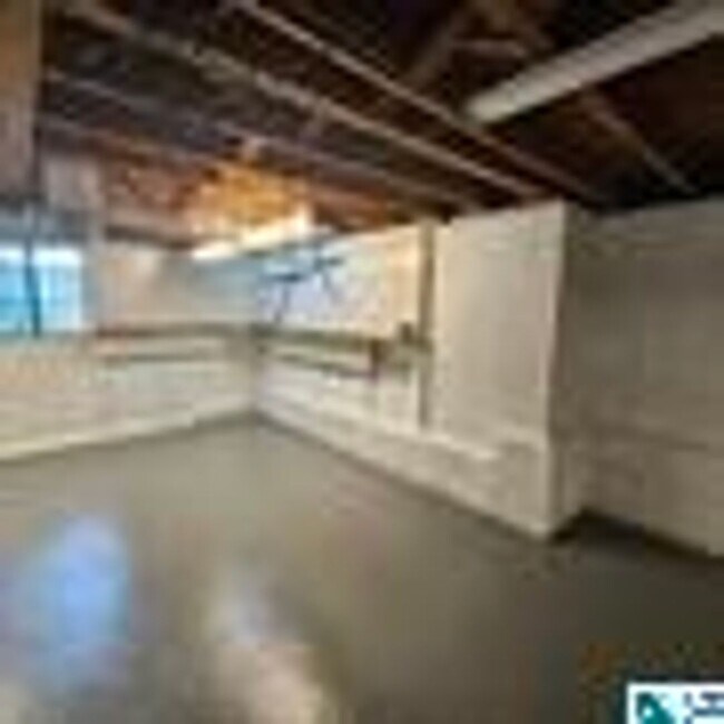 Building Photo - Charming 4 Bedroom, 1 Bathroom house