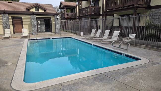 Building Photo - Garden Grove 1 Bedroom Condo for Lease - W...