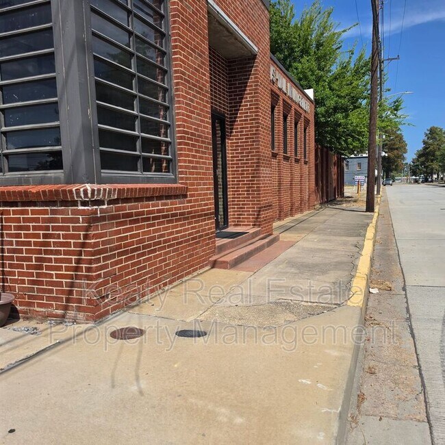 Building Photo - 136 E Cypress St