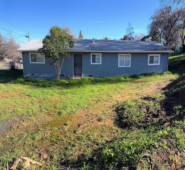 Building Photo - Newly Renovated 3/1 Home w/ Large Yard