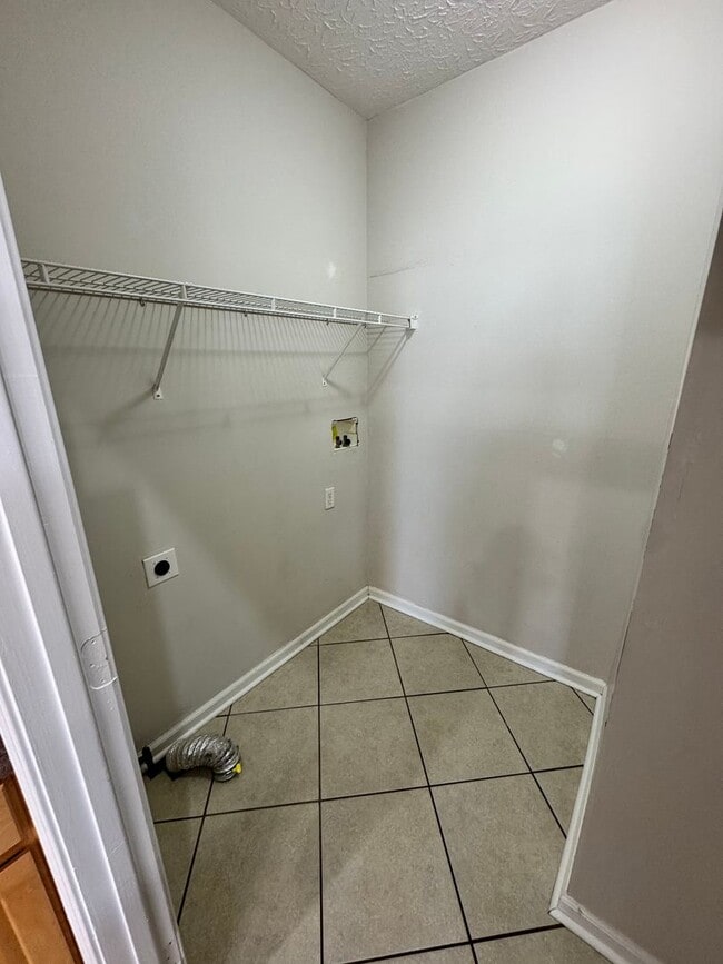 Building Photo - Comfortable 2-Bed, 2-Bath Home