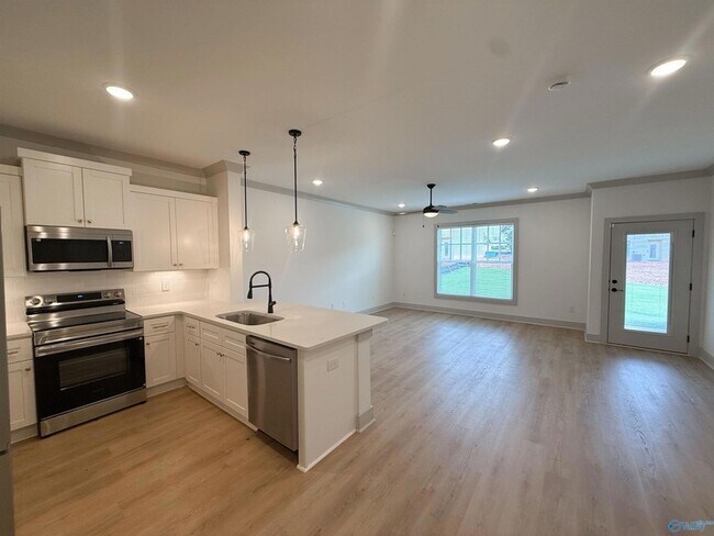Building Photo - 18 Whispering Oak Dr SW