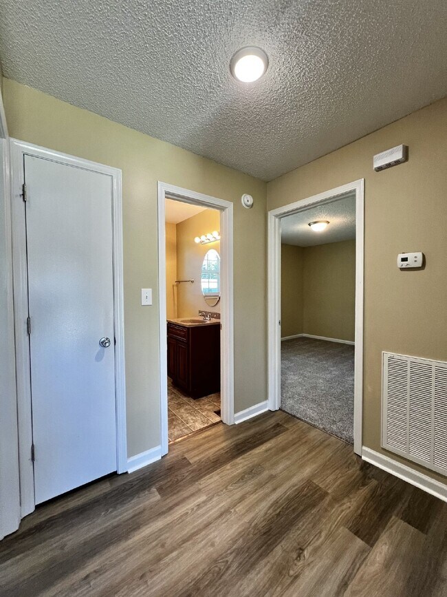 Building Photo - 562 Jacquie Dr