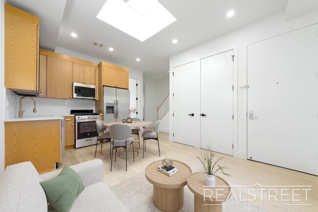 Building Photo - Stunning Brand New 2 Bed 2 Bath + PRIVATE ...