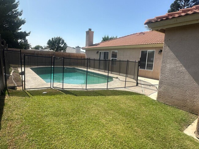 Building Photo - READY NOW! Corner home with a private SPAR...