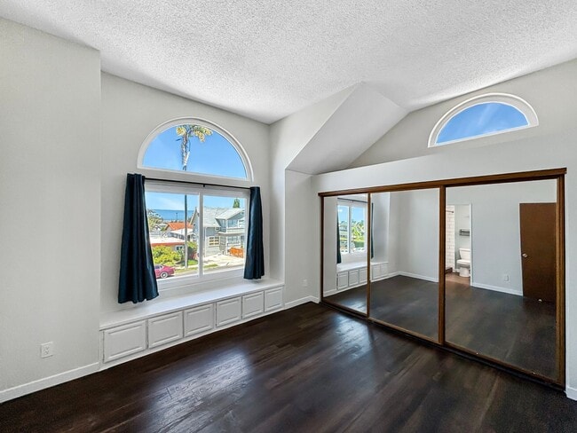 Building Photo - Stunning 2BD/2BA Condo in University Heigh...