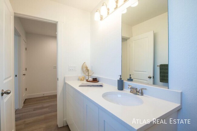 Building Photo - 3645 Verde Dr