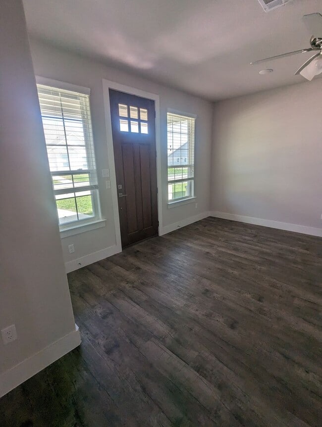 Building Photo - 4/2.5/2 - Beautiful 2 story/ PRIVATE PARKING!! GODLEY ISD