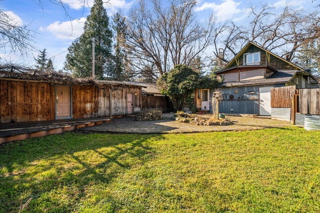 Building Photo - Charming Rustic 3-Bedroom + bonus rooms in Ashland, OR