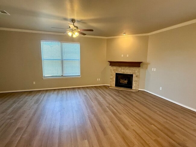 Building Photo - Spacious 4 Bed 2.5 Bath Home! New Flooring and Paint!