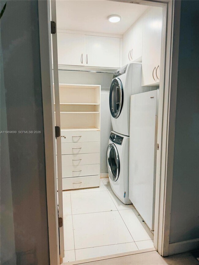 Building Photo - 851 NE 1st Ave