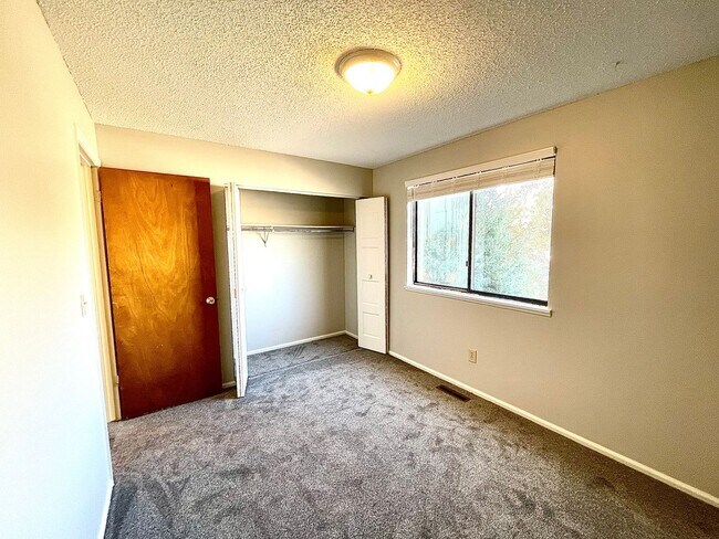 Building Photo - Beautiful updated 3 bedroom 2 bath home in Greeley!