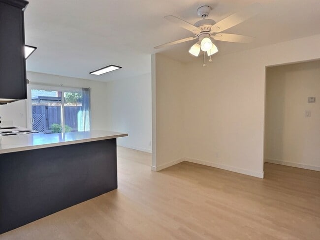 Building Photo - 3BD/2BA - Updated Duplex in Cozy Willow Gl...