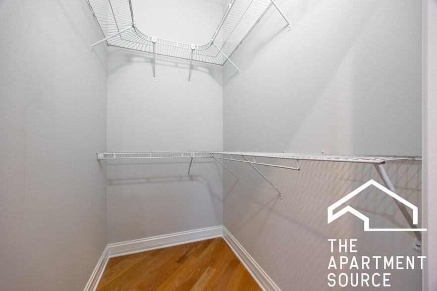 Building Photo - 2332 W Morse Ave