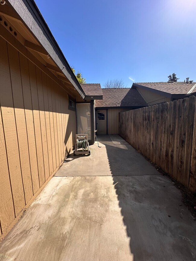 Building Photo - SE Visalia condo coming soon!