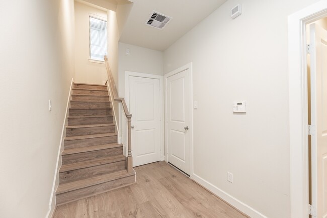 Building Photo - 5230 Schuler St